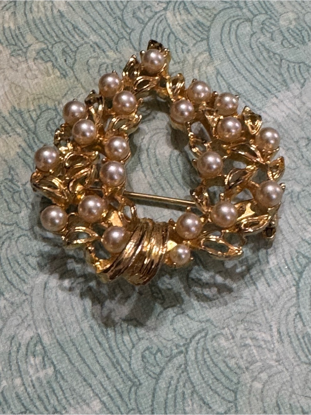 VINTAGE GOLD TONE AND FAUX PEARLS BROOCH - Picture 6 of 9